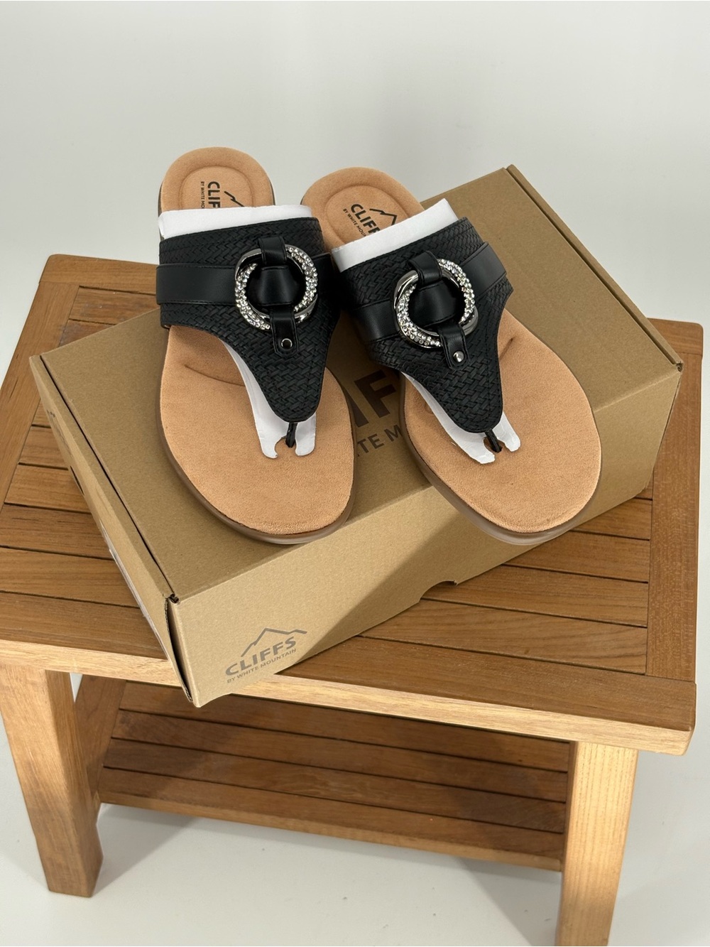 New Cliffs by White Mountain Benedict black Thong Confort Sandals size 8